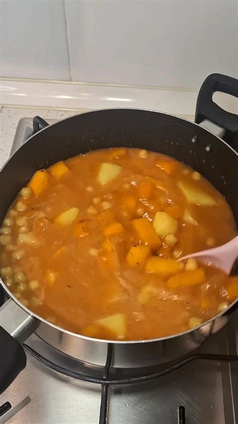 Calabaza y garbanzos en una olla