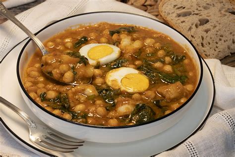 Plato de potaje humeante