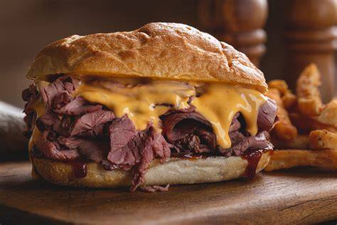 Sándwich de roast beef con queso cheddar fundido