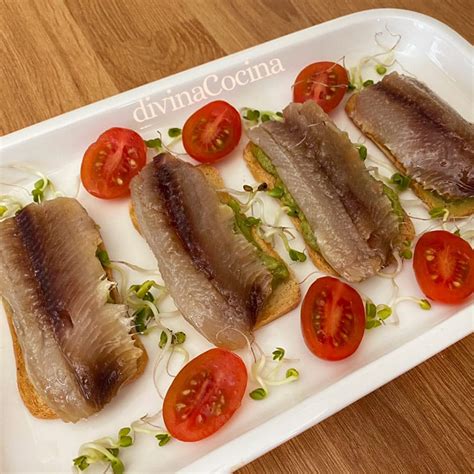 Fotografía de sardinas marinadas servidas en un plato con guarnición