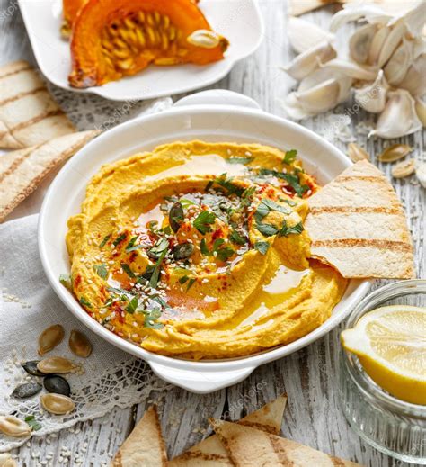 Plato de hummus de calabaza casero
