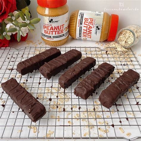 Barritas de crema de cacahuete y chocolate en un recipiente hermético