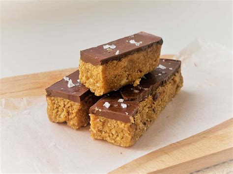 Barritas de chocolate y crema de cacahuete con copos de coco