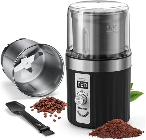 Molinillo de café moliendo chiles secos