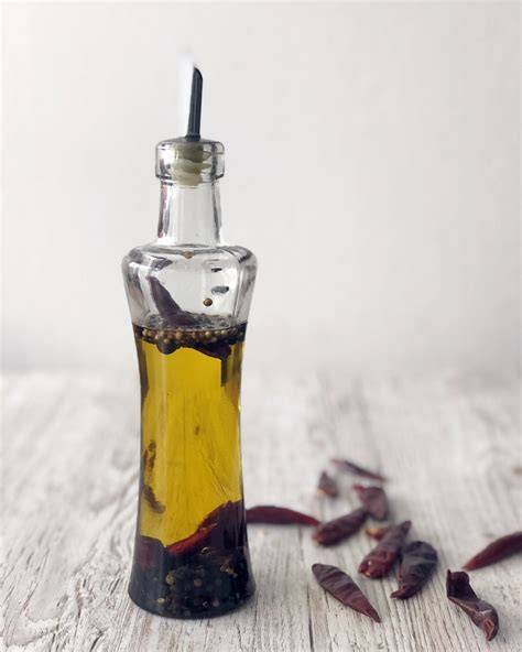 Aceite picante casero en un tarro de cristal con chiles y especias