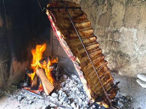 Preparación de costillares a la estaca en la Festa do Costillar de San Clemente