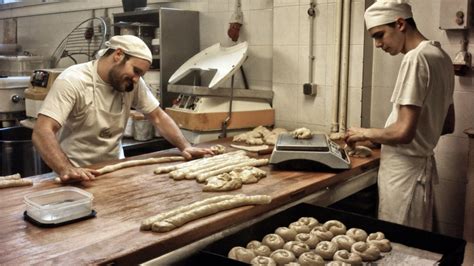 Panaderos trabajando en un obrador