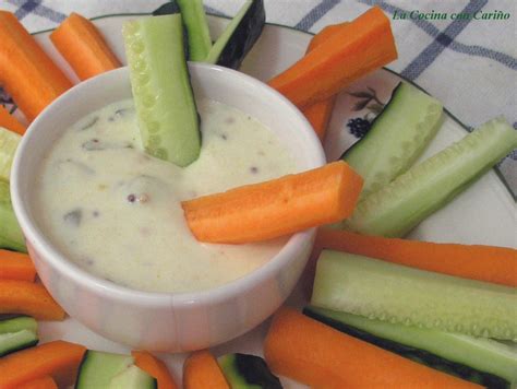Verduras cortadas en bastones y un bol con dip de yogur