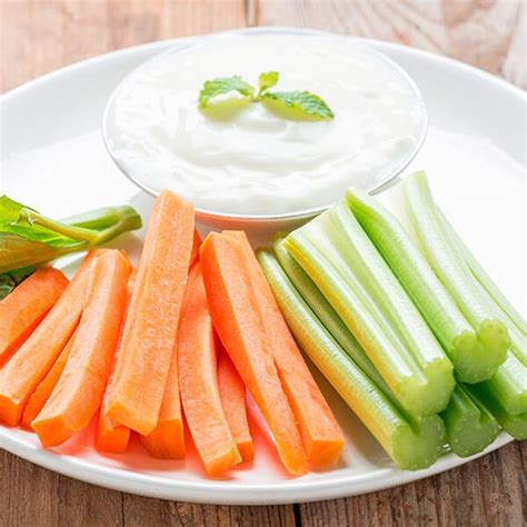 Variedad de crudités (zanahoria, apio, pepino, pimiento) listos para servir
