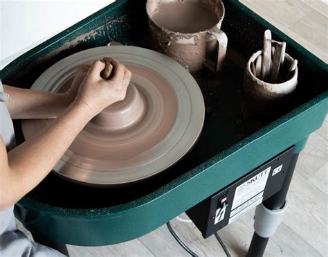 Torno de alfarero para fabricar cerámica tradicional de arcilla