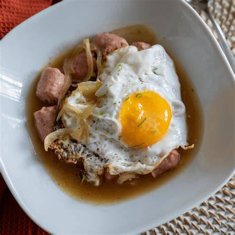 Plato tradicional de butifarra con huevo y guarnición