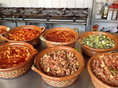 Tacos de guisado en cazuelas de barro