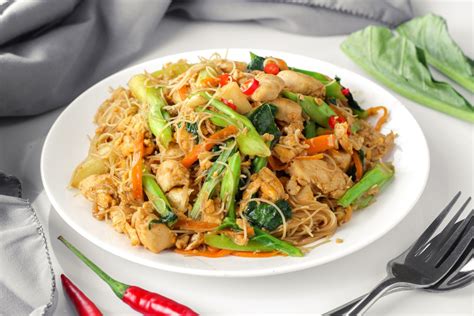 Plato de fideos de arroz con carne y verduras