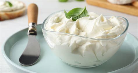 Crema de queso y yogur en un bol