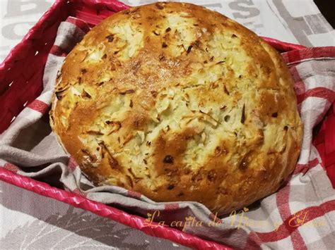 pan de cebolla casero recién horneado con corteza dorada