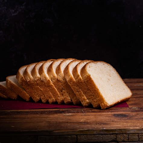 pan de cebolla sin gluten rebanado mostrando su miga esponjosa