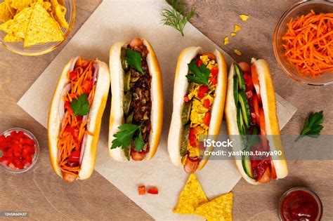 Diferentes coberturas para hot dogs