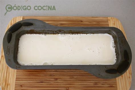 Molde con capa blanca de cuajada de nata