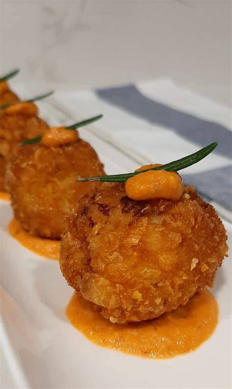 Formando las croquetas de calçots