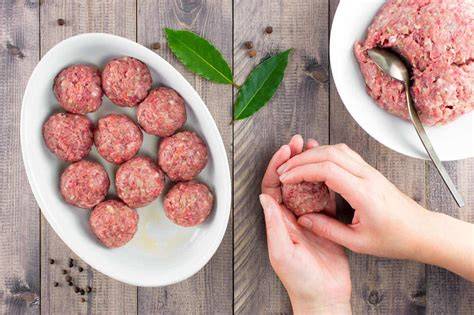 Formando albóndigas caseras