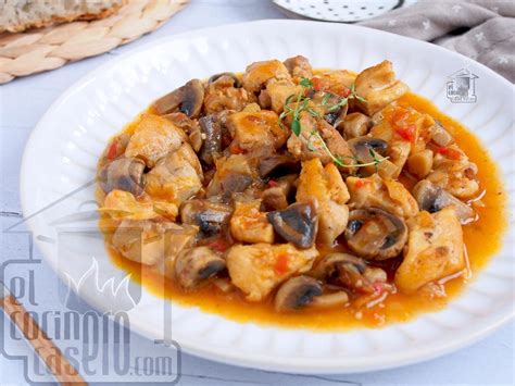 Olla baja cocinando pollo con champiñones y tomate