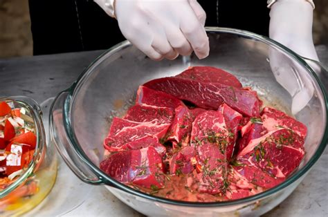 Infografía mostrando los pasos clave para marinar y cocinar secreto ibérico a la parrilla.