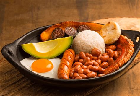 Bandeja Paisa con arepa
