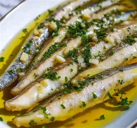 Boquerones marinándose en un recipiente