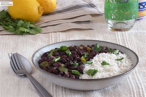 Plato de alubias negras con arroz y plátano frito