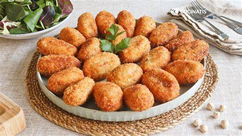 Plato de croquetas de cocido recién hechas