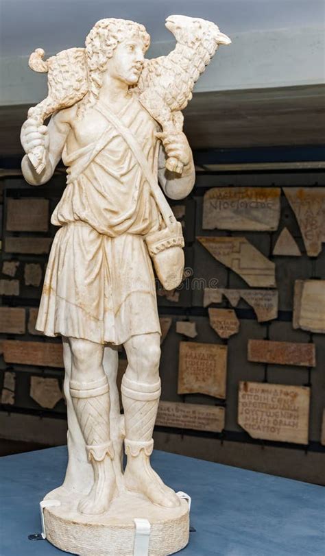 Escultura de mármol del Buen Pastor en las Catacumbas de Domitila
