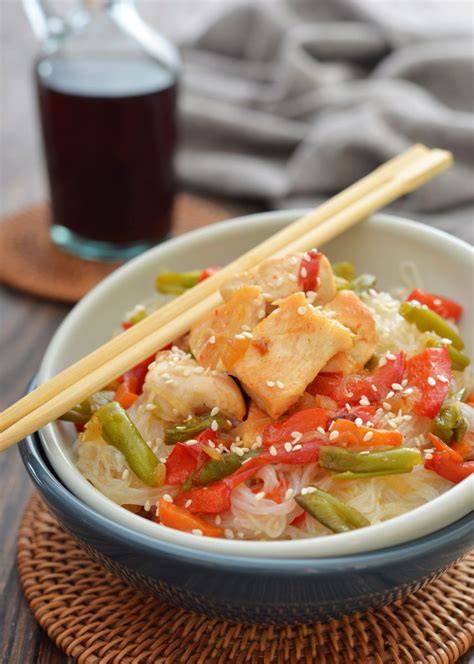 Ingredientes frescos para fideos de arroz: verduras, pollo y gambas