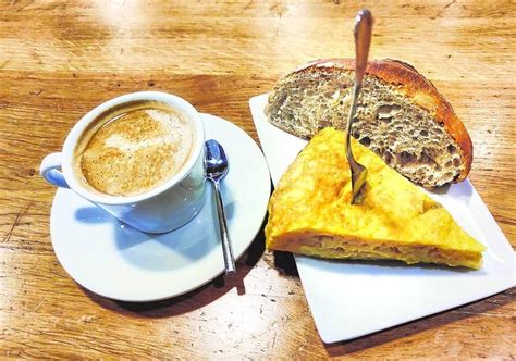 Café con leche y pincho de tortilla