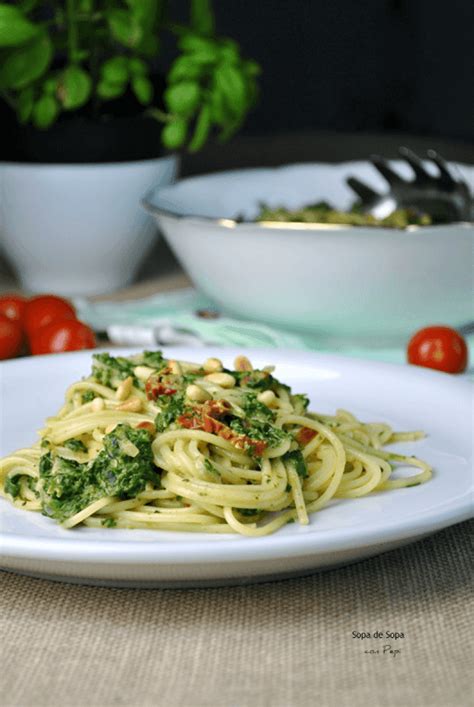 Espaguetis con tomates secos y espinacas