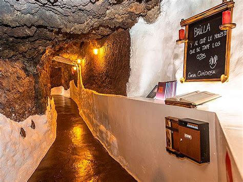 Interior de La Cueva Caprichosa, mostrando su ambiente subterráneo
