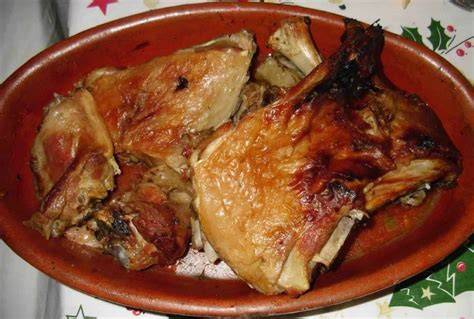 pierna de cordero asada al estilo tradicional en cazuela de barro
