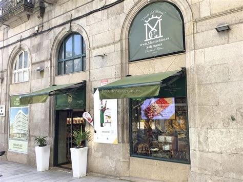 Fotografía exterior de Jamonería Montechico en Vigo, mostrando su fachada y ubicación en la plaza.