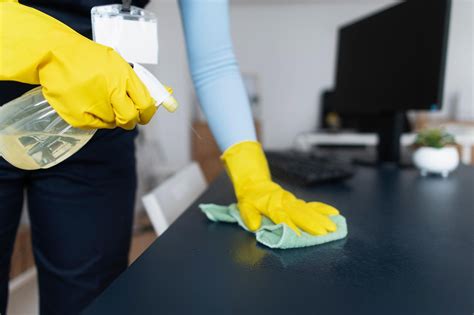 Persona limpiando una panificadora después de usarla