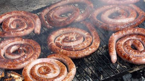 Butifarras a la brasa en una parrilla