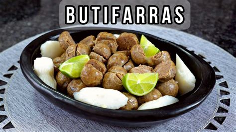 Plato de butifarras colombianas con limón