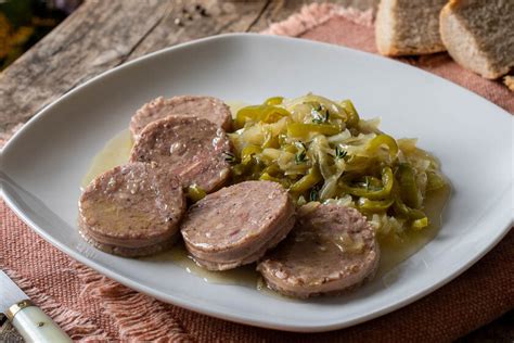 Plato de butifarra blanca con patatas y hierbas