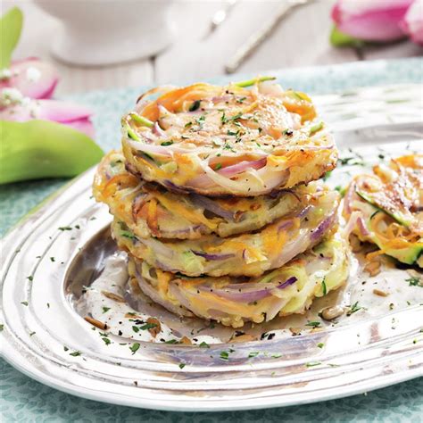 Tortitas de calabacín y cebolla horneadas con salsa de yogur