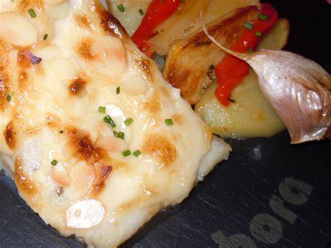 Bacalao gratinado con alioli y almendras laminadas
