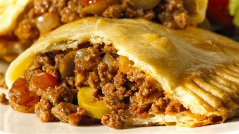 Proceso de formado y relleno de empanadas