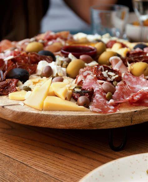 Tabla de antipasti italianos variados