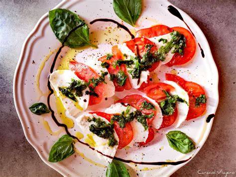 Ensalada fresca de tomate y albahaca (Caprese)