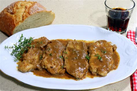Escalopines de ternera en salsa con pan