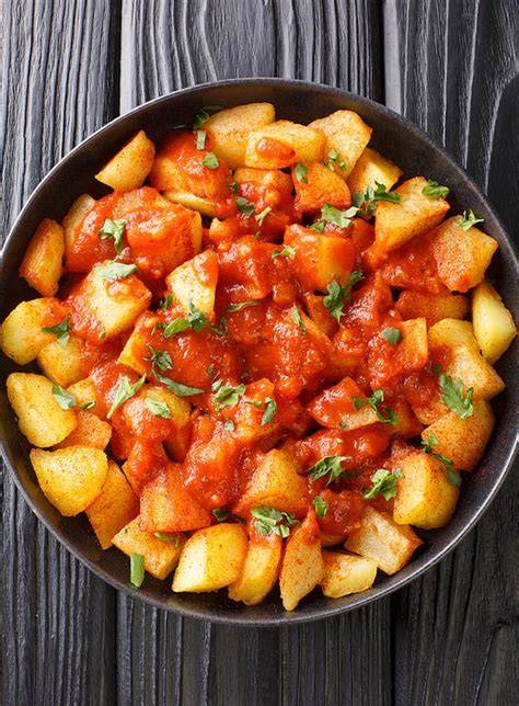Plato de patatas bravas en Fino Bar