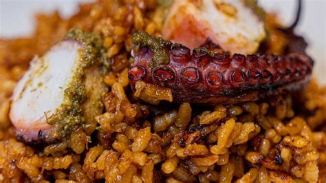 Composición de ingredientes frescos para arroz con pulpo