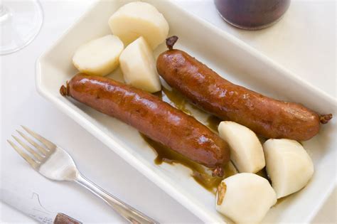 Chorizos al vino blanco en cazuela de barro
